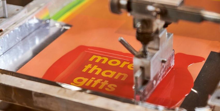 ¿Qué es la serigrafía? Descubre todos los detalles acerca de esta técnica de marcaje - Serigrafía semiautomatica