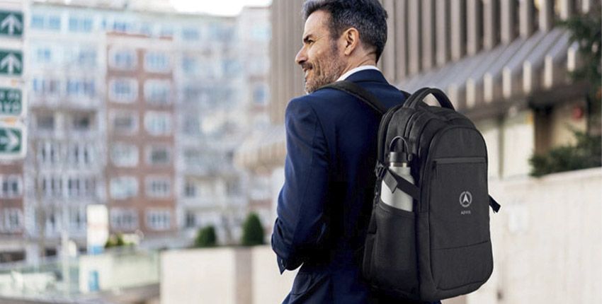 Crear mochilas personalizadas la mejor manera de hacer viajar tu marca - mochilas de marca personalizables en Moloon