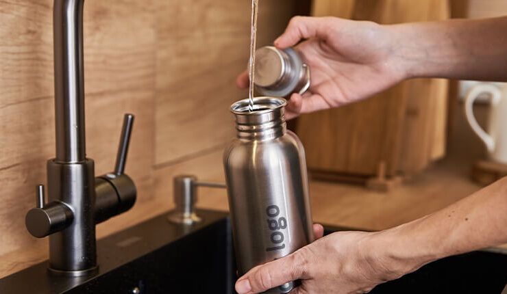 como-lavar-botellas-personalizadas