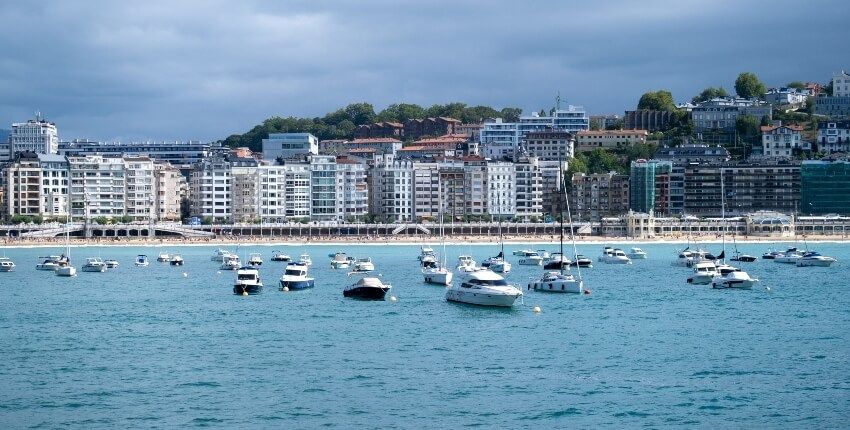 catamaran-bahia-concha-team-building-san-sebastian